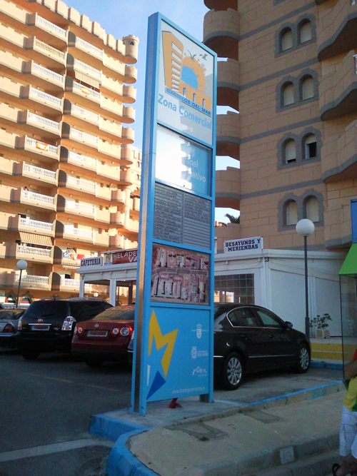 Monolito zona comercial