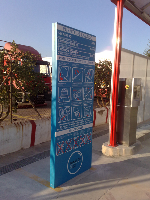 Monolito estacin de servicio